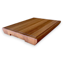 Kép betöltése a galériamegjelenítőbe: VÁGÓDÉSZKA TÖLGYFÁBÓL EGYEDI STÍLUSBAN 410x310x42 MM
